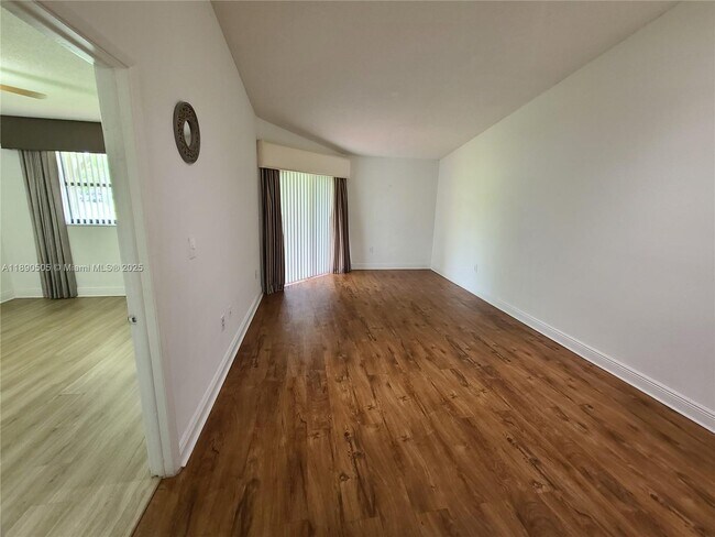 Building Photo - 9851 Nob Hill Ct