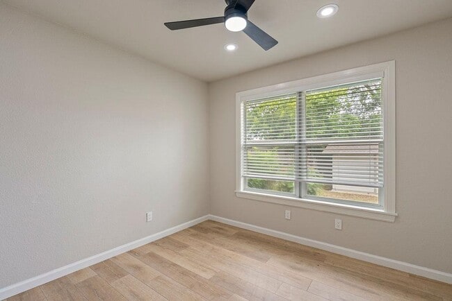 Building Photo - 1204 Spearson Ln