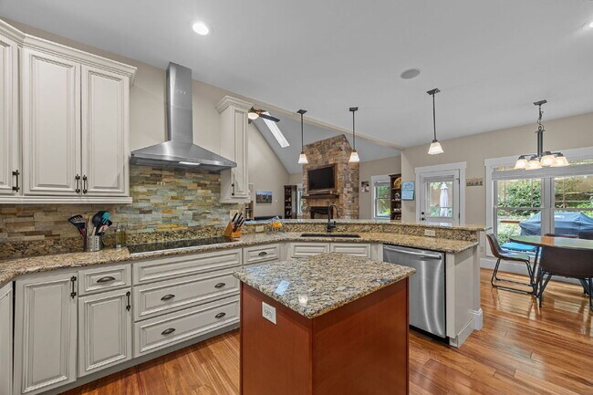 Building Photo - Spacious 3-Bedroom Home with Bonus Room & ...