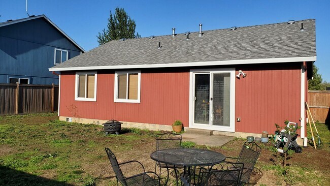 Building Photo - Charming 3 Bed, 2 Bath House with 2 Car Garage, Fenced Backyard and Central AC!