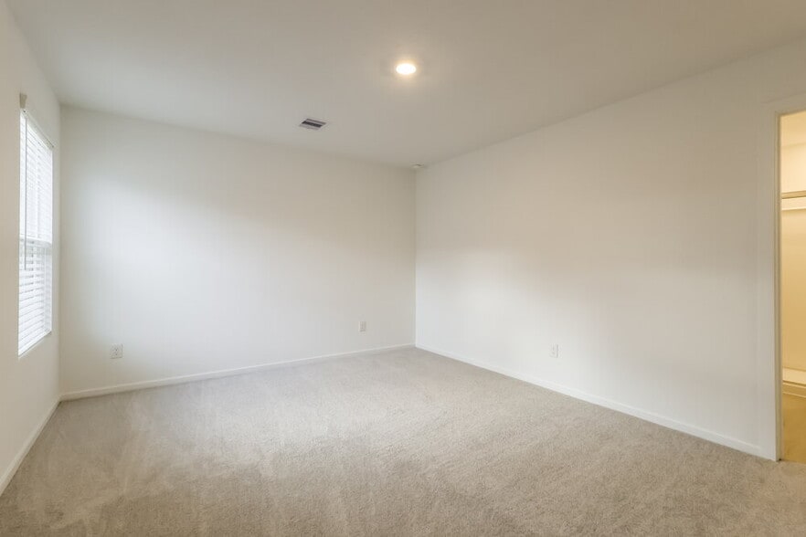 Building Photo - 605 Craven St