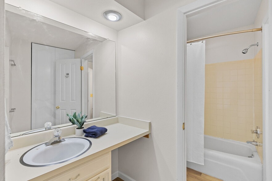Building Photo - 2666 Sherwood Cir