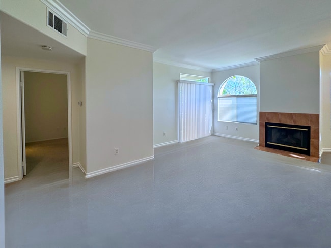 Building Photo - Stevenson Ranch Townhome For Rent In Crown...
