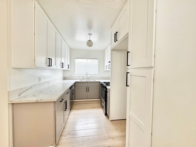 Primary Photo - 10208 Regent St