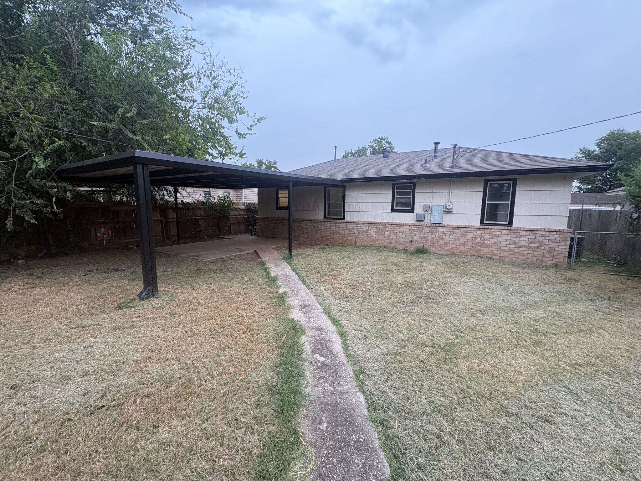 Building Photo - 2520 SW 45th St