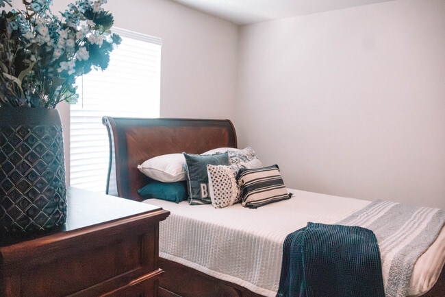 Building Photo - 228 Lockwood Way E