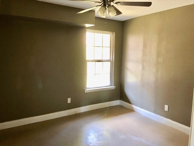 Building Photo - 4 Bedroom 2.5 Bath House in North Central - Downtown Charleston