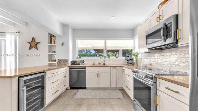 Building Photo - 6720 SW 48th St
