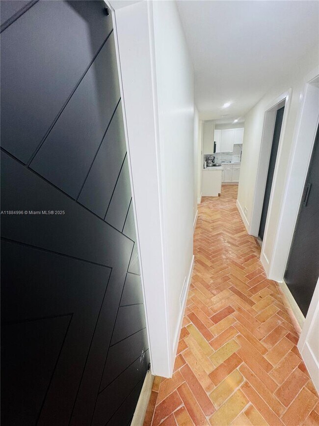 Building Photo - 905 SW 13th Ct