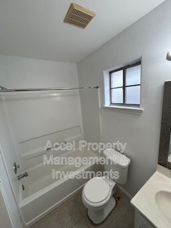 Building Photo - 1004 Fort Hood Ave