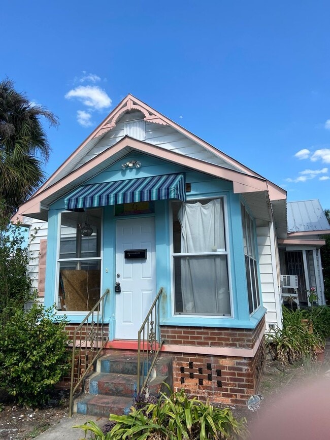 Building Photo - 108 S Willow Ave