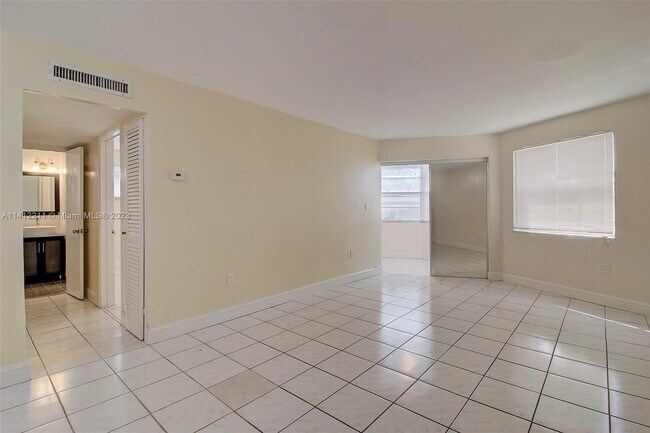 Building Photo - 1611 NE Miami Gardens Dr