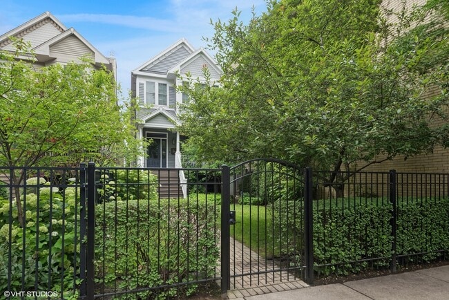 Building Photo - 4516 N Damen Ave