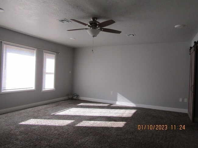 Building Photo - Great home located on the eastside, walking distance to MacArthur Schools.
