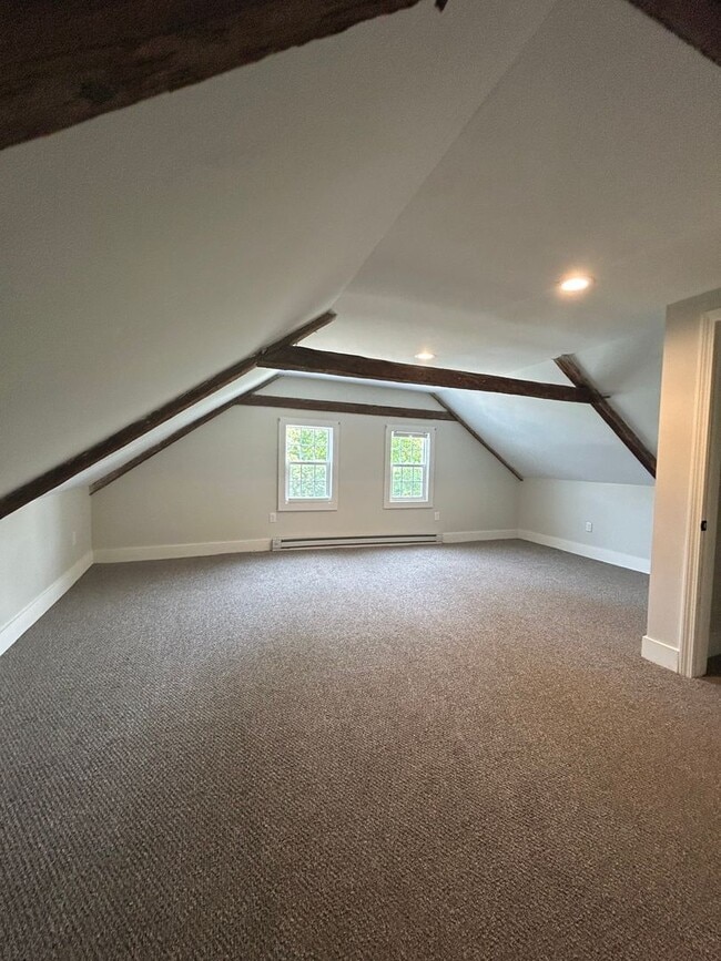 Building Photo - Beautiful renovated 5 bedroom 2.5 bath sin...