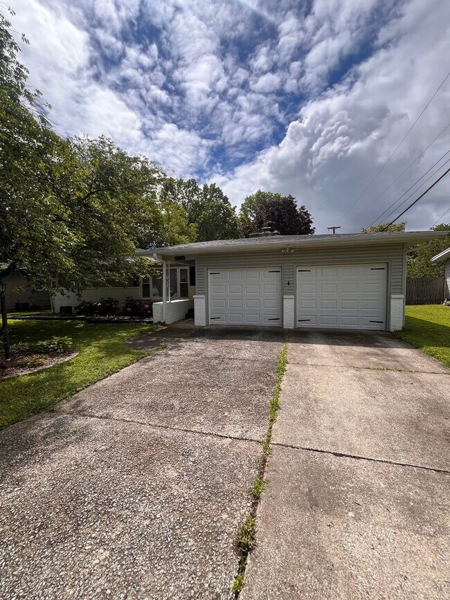 Primary Photo - Upgraded 3 bed 2 bath large backyard