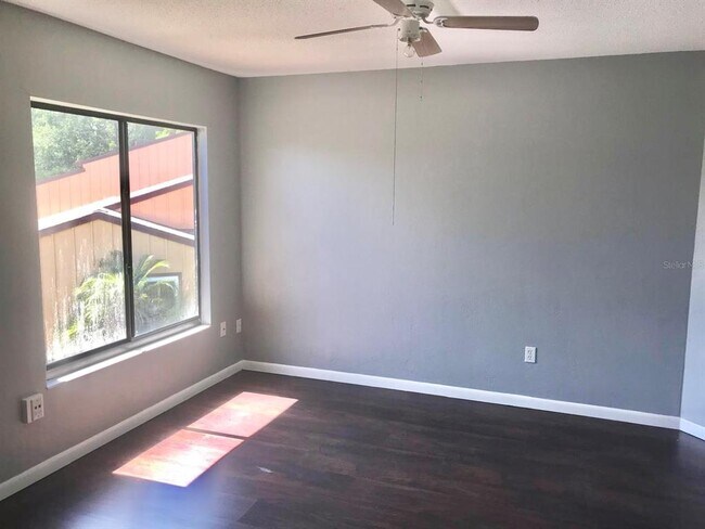 Building Photo - 112 Oakwood Village Cir