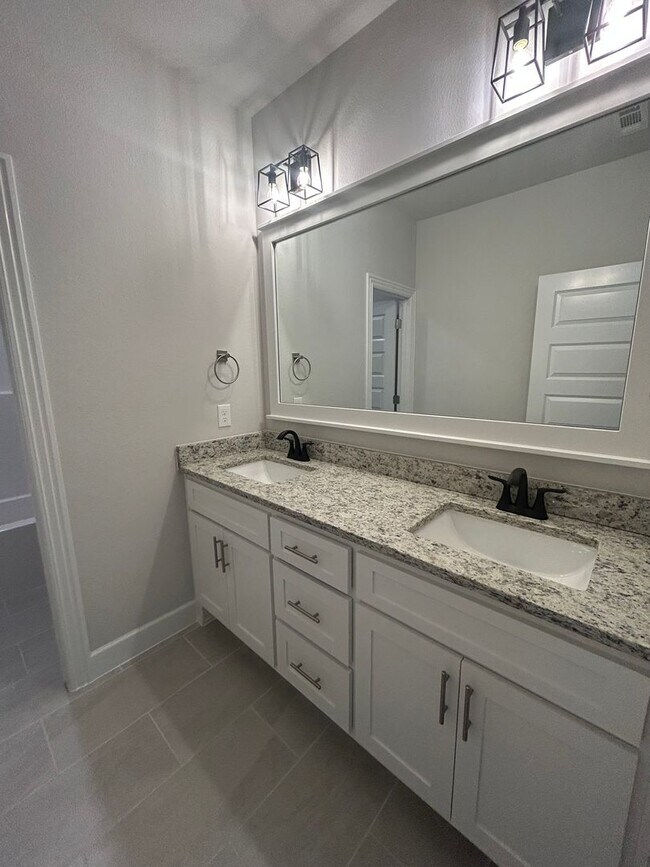 Building Photo - Beautiful Modern Home in Pea Ridge!