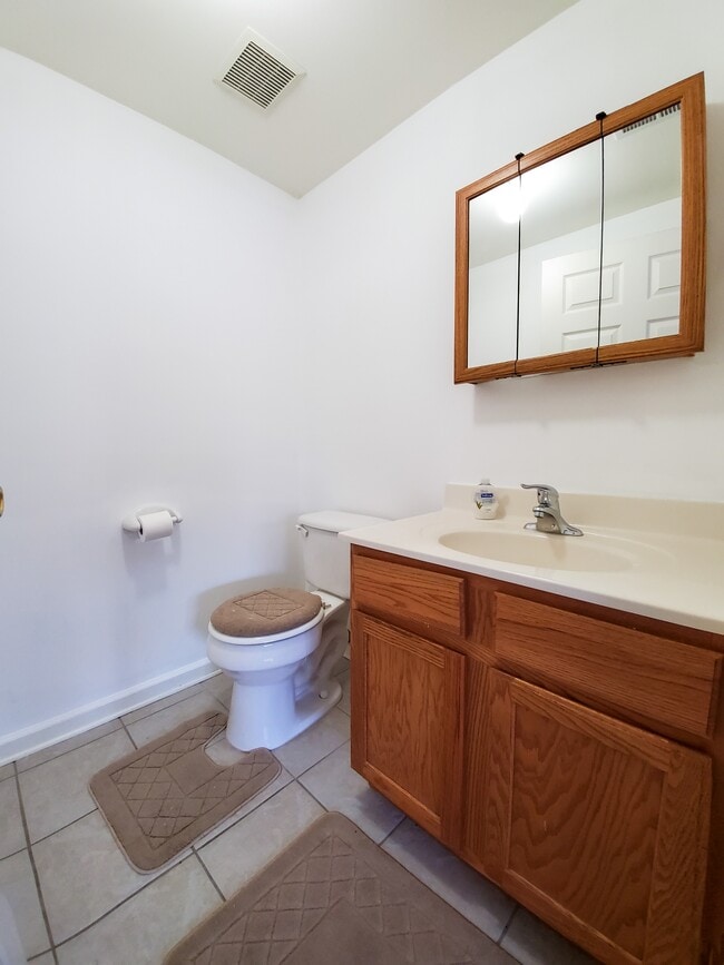 Building Photo - 889 Green St