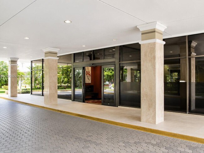 Building Photo - 400 Kings Point Dr