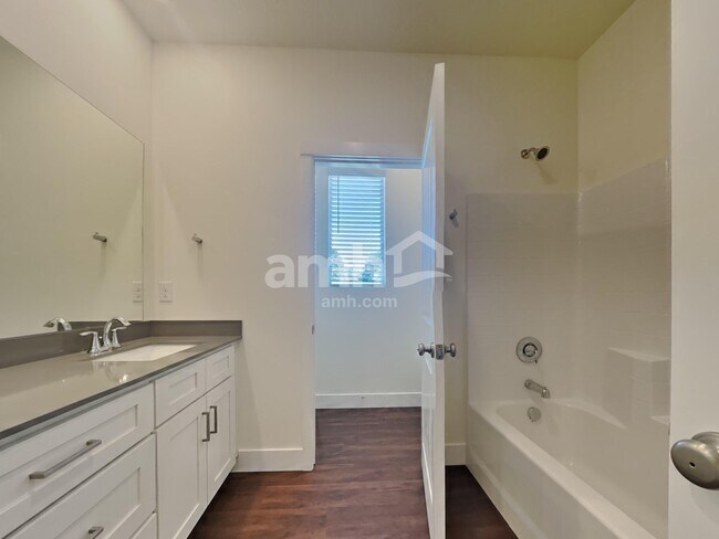 Building Photo - 9500 Aviara St