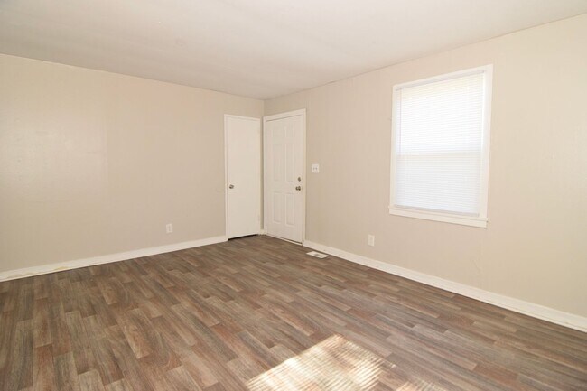 Building Photo - 667 Lorraine Dr