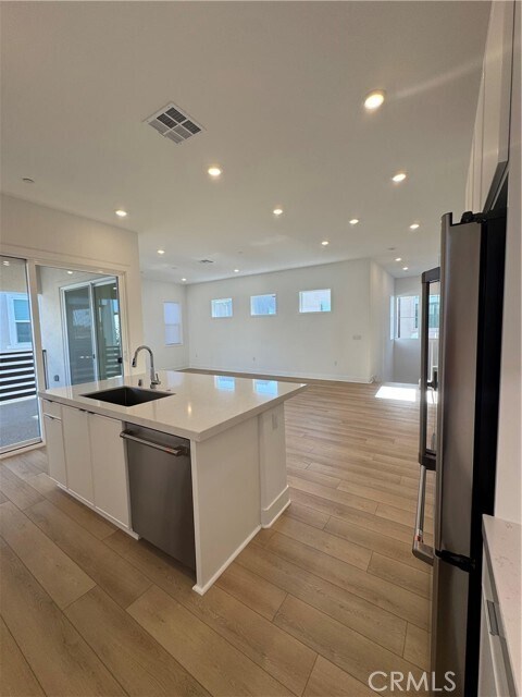Building Photo - 436 Loon