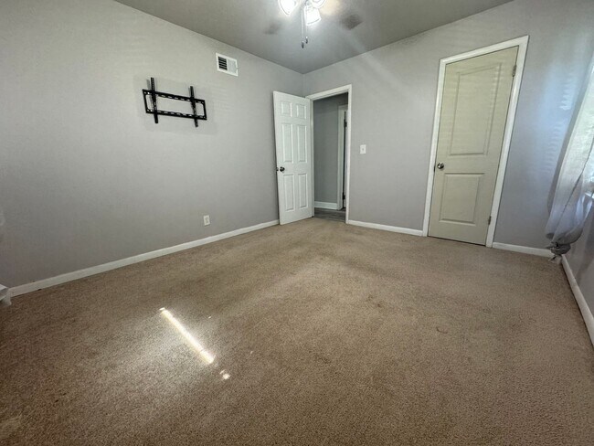 Building Photo - Adorable 3 bedroom 1.5 bathroom in Tulsa