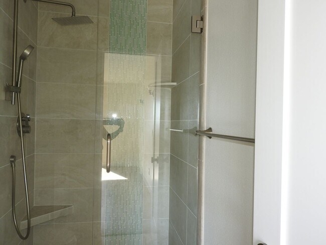 Building Photo - Lovely 2 bed 2bath with Stunning Views