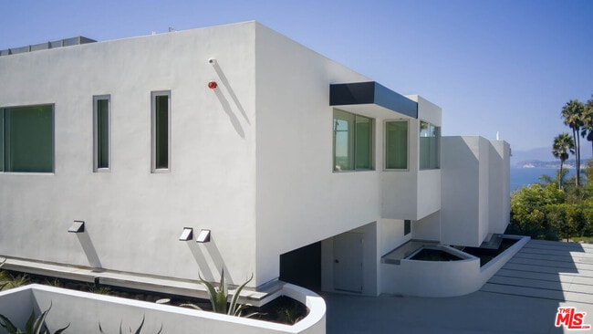 Building Photo - 26946 Pacific Coast Hwy