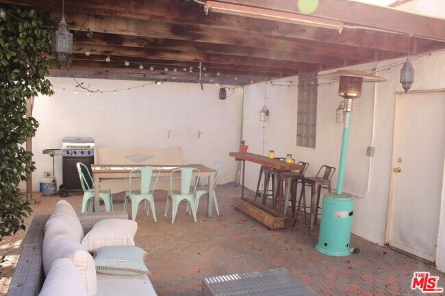 Building Photo - 1020 Hi Point St