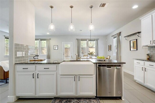 Building Photo - 7408 Buchholz St