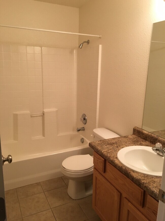 Building Photo - Desired Hidden Valley Town Home!