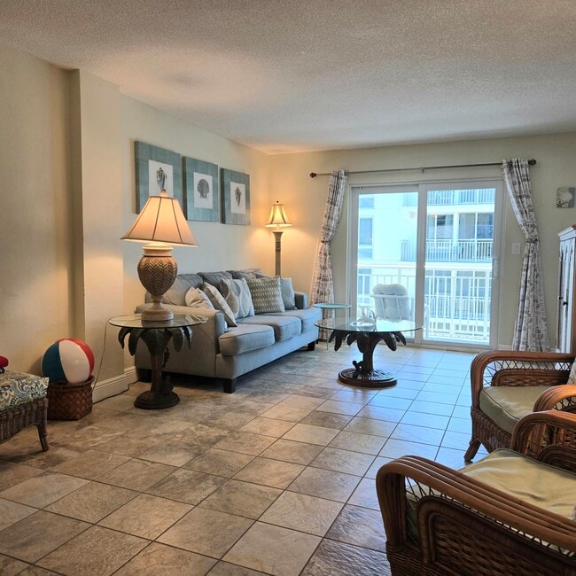 Building Photo - 1161 Hillsboro Mile