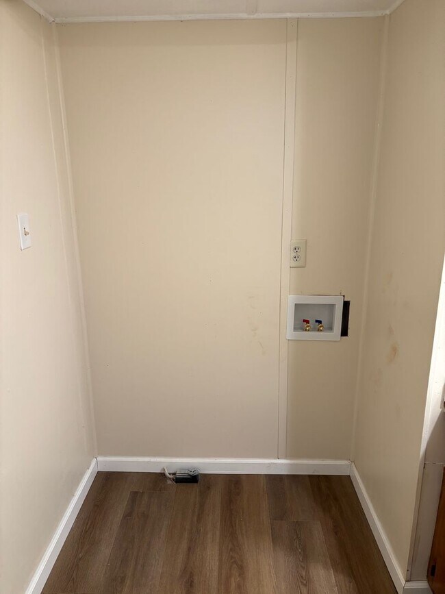 Building Photo - 212 Astran Dr