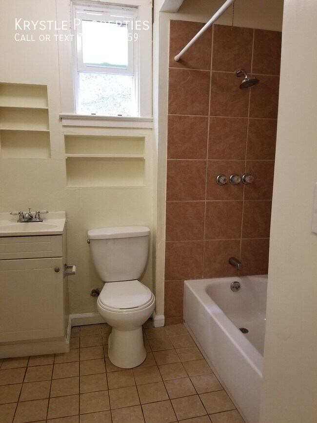 Building Photo - Gardener's Delight: Cozy 1-Bedroom Apartme...