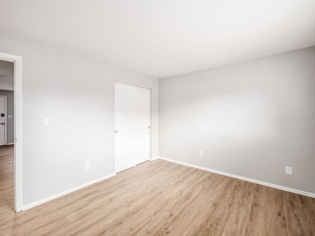 Building Photo - 593 Riverview Dr