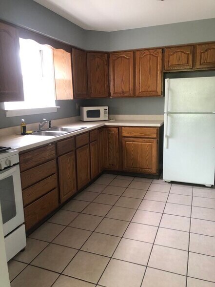 Kitchen - 1614 Oak Park Ave