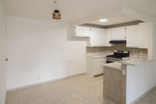 Building Photo - Downstairs 2-Bedroom Condo in Banning--55+ Gated Community!