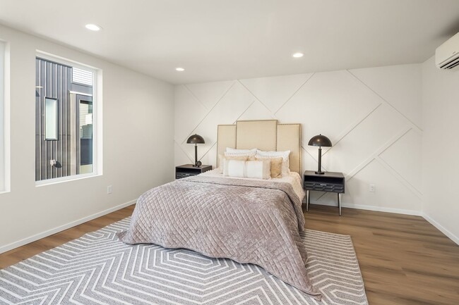 Building Photo - New Ballard Townhome