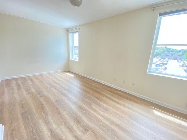 Queen bedroom - 308 Main St