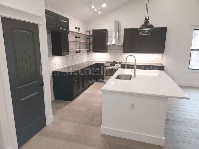 Building Photo - 808 Maybank Dr