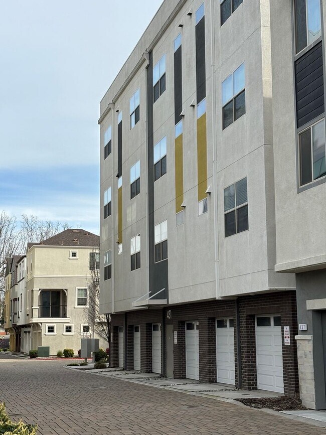 Building Photo - Modern 2bed/2bath Single Story Condo in the MIll