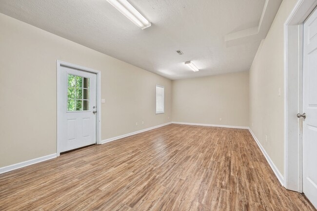 Building Photo - 4 Bedroom Home in Lynchburg