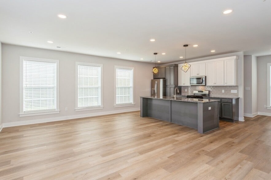 Building Photo - 701 Halcyon Ln