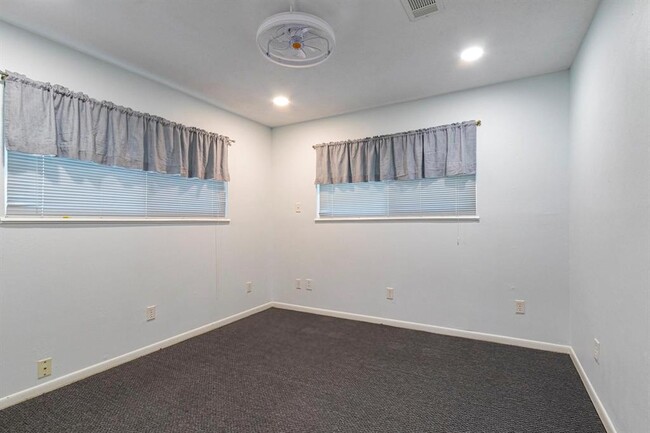 Building Photo - 883 Commodore Dr