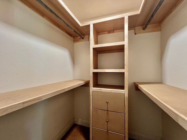 Building Photo - Cute Country Charmer!