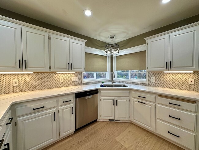 Building Photo - Large Three Bedroom Home in the Hills of West Salem