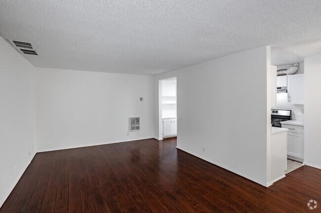 1BR, 1BA - 842 SF - The Ashton