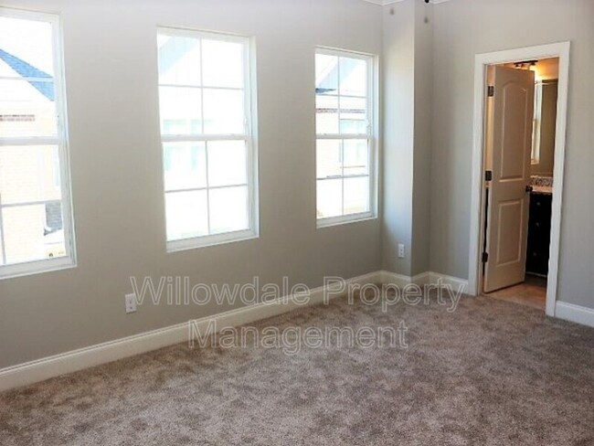 Building Photo - 904 Laurel Gate Dr